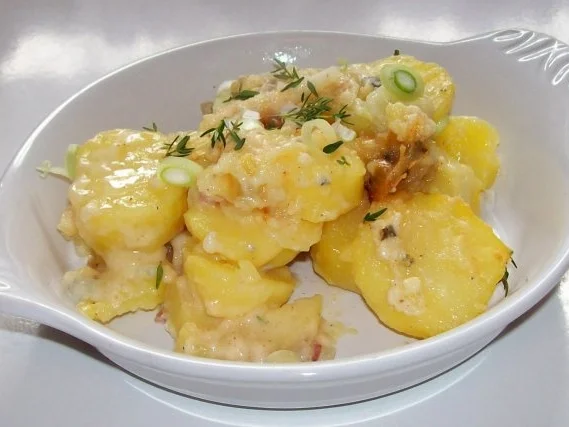 Rezept: Würziges Kartoffel-Birnen-Gratin mit Gorgonzola Würziges Kartoffel-Birnen-Gratin mit Gorgonzola - Rezept