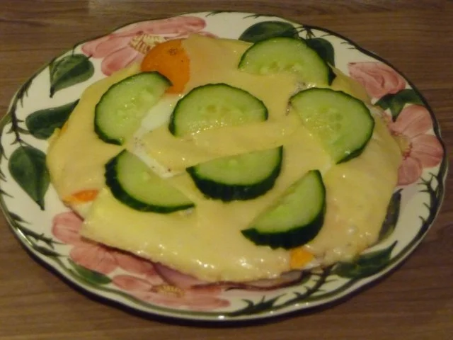 Rezept: Abendbrot : Spiegeleier auf Vinschgauer* mit Käse zugedeckt Abendbrot : Spiegeleier auf Vinschgauer* mit Käse zugedeckt - Rezept