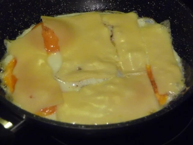 Rezept: Abendbrot : Spiegeleier auf Vinschgauer* mit Käse zugedeckt Bild Nr. 5 Abendbrot : Spiegeleier auf Vinschgauer* mit Käse zugedeckt - Rezept - Bild Nr. 5