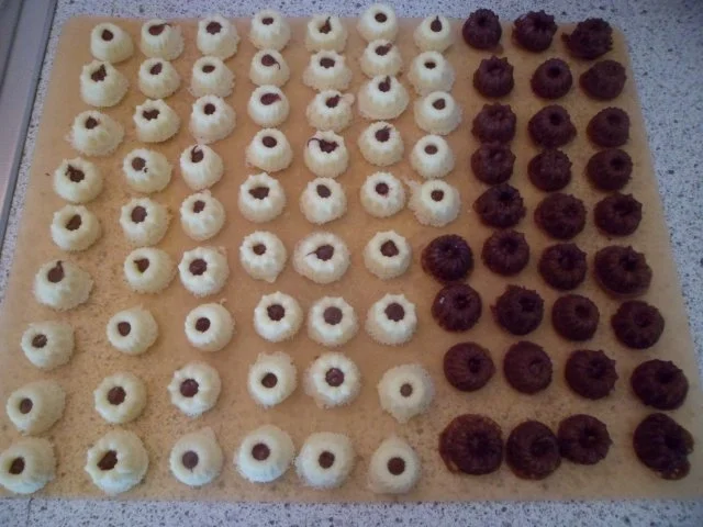 Mini-Mini-Gugelhüpfchen hell und dunkel - Rezept