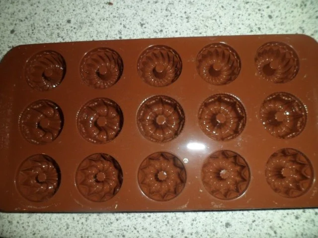 Mini-Mini-Gugelhüpfchen hell und dunkel - Rezept - Bild Nr. 3