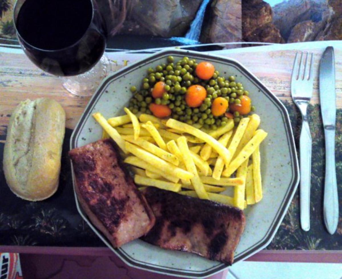 Leberkäse, Erbsen mit Rüben und Pommes - Rezept