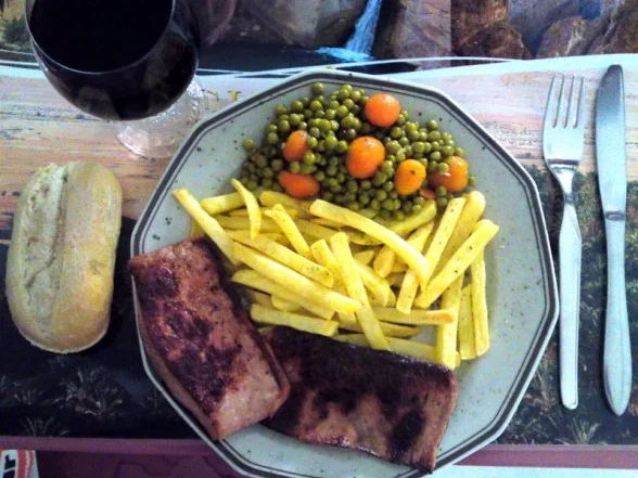 Leberkäse, Erbsen mit Rüben und Pommes - Rezept