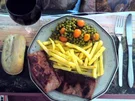 Leberkäse, Erbsen mit Rüben und Pommes - Rezept