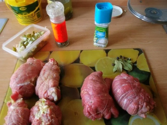 Rezept: Rotweinrouladen vom Rind und Schwein mit Speckrotkohl und Semmelknödel Bild Nr. 6 Rotweinrouladen vom Rind und Schwein mit Speckrotkohl und Semmelknödel - Rezept - Bild Nr. 6