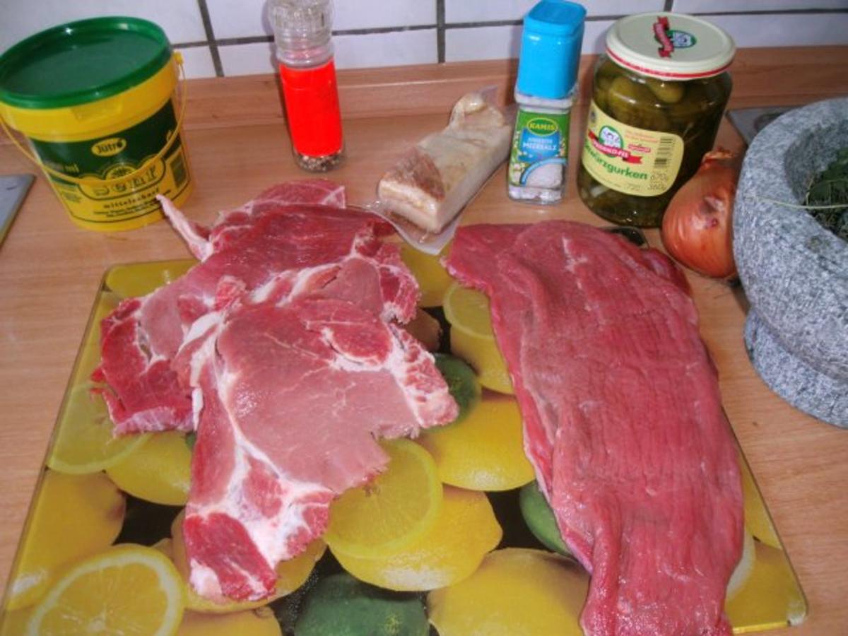 Rotweinrouladen vom Rind und Schwein mit Speckrotkohl und Semmelknödel - Rezept - Bild Nr. 2