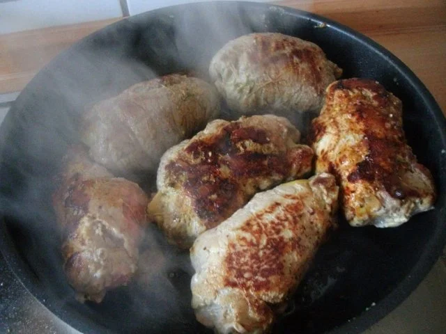 Rezept: Rotweinrouladen vom Rind und Schwein mit Speckrotkohl und Semmelknödel Bild Nr. 10 Rotweinrouladen vom Rind und Schwein mit Speckrotkohl und Semmelknödel - Rezept - Bild Nr. 10