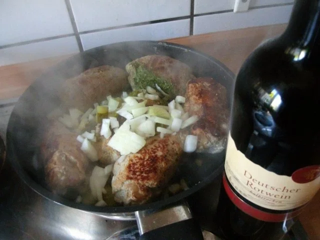 Rezept: Rotweinrouladen vom Rind und Schwein mit Speckrotkohl und Semmelknödel Bild Nr. 11 Rotweinrouladen vom Rind und Schwein mit Speckrotkohl und Semmelknödel - Rezept - Bild Nr. 11