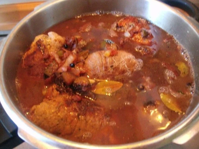 Rezept: Rotweinrouladen vom Rind und Schwein mit Speckrotkohl und Semmelknödel Bild Nr. 13 Rotweinrouladen vom Rind und Schwein mit Speckrotkohl und Semmelknödel - Rezept - Bild Nr. 13