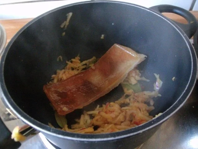 Rezept: Rotweinrouladen vom Rind und Schwein mit Speckrotkohl und Semmelknödel Bild Nr. 14 Rotweinrouladen vom Rind und Schwein mit Speckrotkohl und Semmelknödel - Rezept - Bild Nr. 14