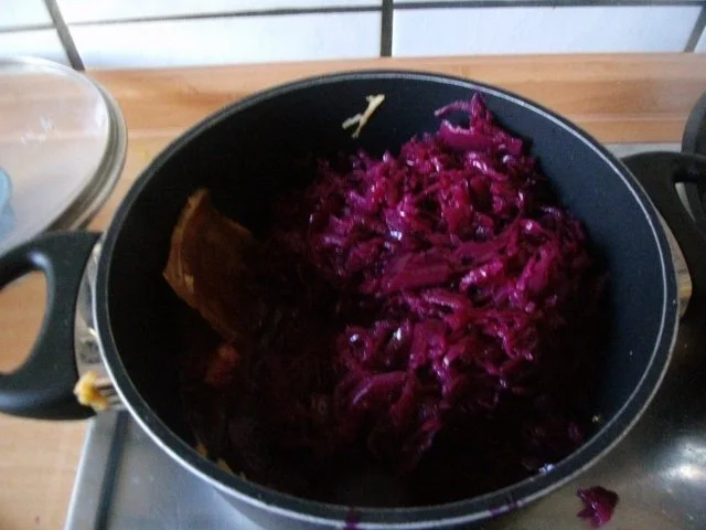 Rezept: Rotweinrouladen vom Rind und Schwein mit Speckrotkohl und Semmelknödel Bild Nr. 15 Rotweinrouladen vom Rind und Schwein mit Speckrotkohl und Semmelknödel - Rezept - Bild Nr. 15