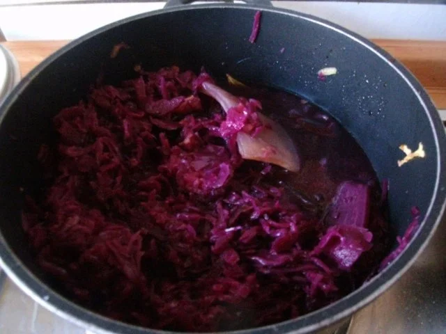 Rezept: Rotweinrouladen vom Rind und Schwein mit Speckrotkohl und Semmelknödel Bild Nr. 16 Rotweinrouladen vom Rind und Schwein mit Speckrotkohl und Semmelknödel - Rezept - Bild Nr. 16
