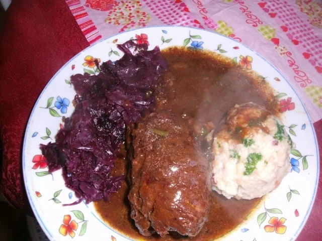 Rezept: Rotweinrouladen vom Rind und Schwein mit Speckrotkohl und Semmelknödel Rotweinrouladen vom Rind und Schwein mit Speckrotkohl und Semmelknödel - Rezept