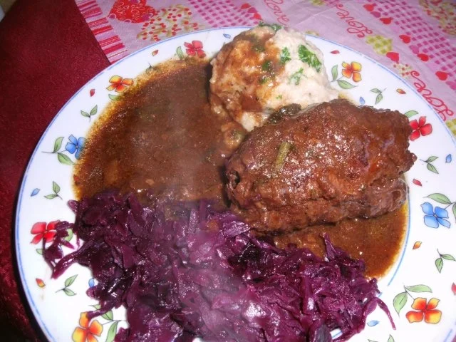 Rezept: Rotweinrouladen vom Rind und Schwein mit Speckrotkohl und Semmelknödel Bild Nr. 23 Rotweinrouladen vom Rind und Schwein mit Speckrotkohl und Semmelknödel - Rezept - Bild Nr. 23