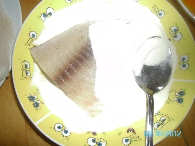 Fischfilet im Knuspermantel (mit grünem Salat) - Rezept - Bild Nr. 3