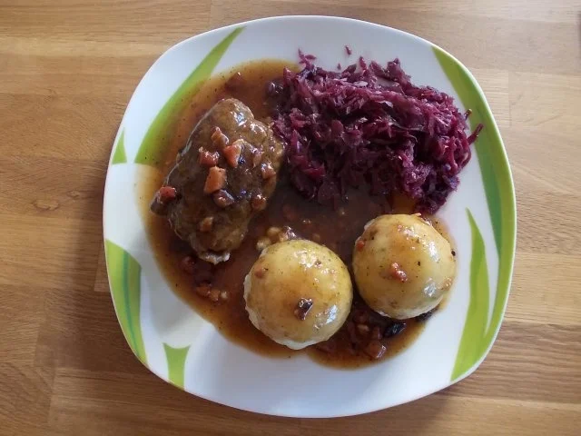 Rinderrouladen mit Rotkraut und Semmelknödel - Rezept