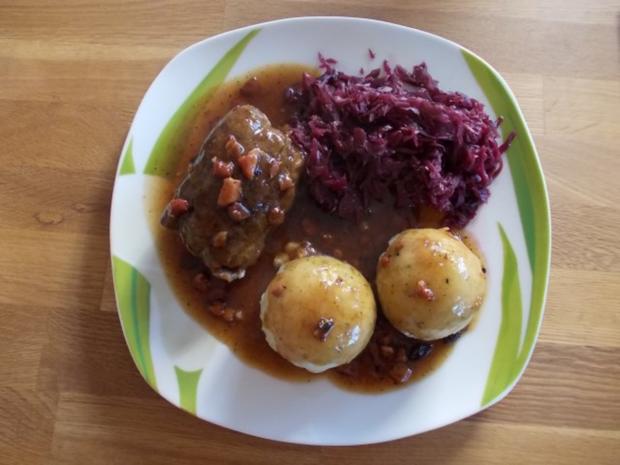 Rinderrouladen mit Rotkraut und Semmelknödel - Rezept - kochbar.de