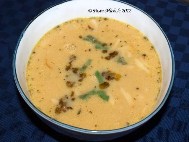 Zucchinicrèmesuppe mit Pesto und Provolone  (Crema di zucchine) - Rezept