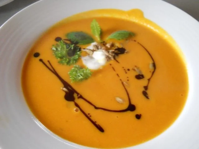 Rezept: Kürbiscremesuppe mit Süsskartoffeln Kürbiscremesuppe mit Süsskartoffeln - Rezept