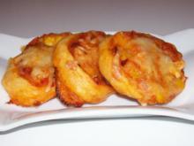 Snack/Vorspeise: Würzige Blätterteigschnecken mit Mandel-Paprika-Paste und zweierlei Käse - Rezept