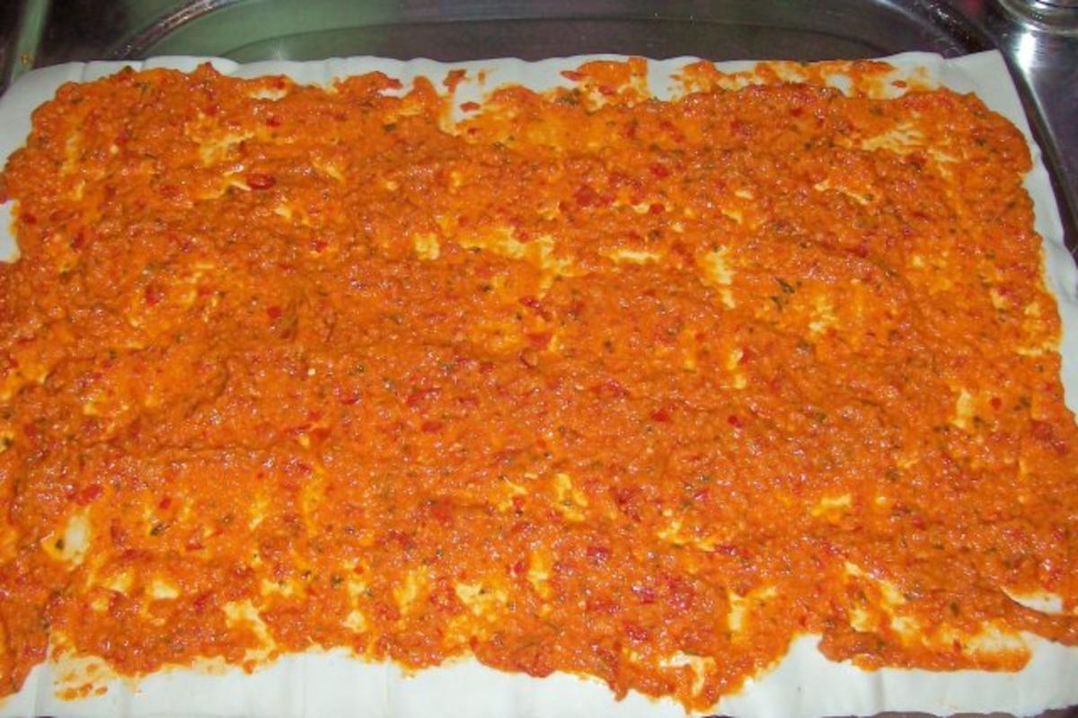 Snack/Vorspeise: Würzige Blätterteigschnecken mit Mandel-Paprika-Paste und zweierlei Käse - Rezept - Bild Nr. 2