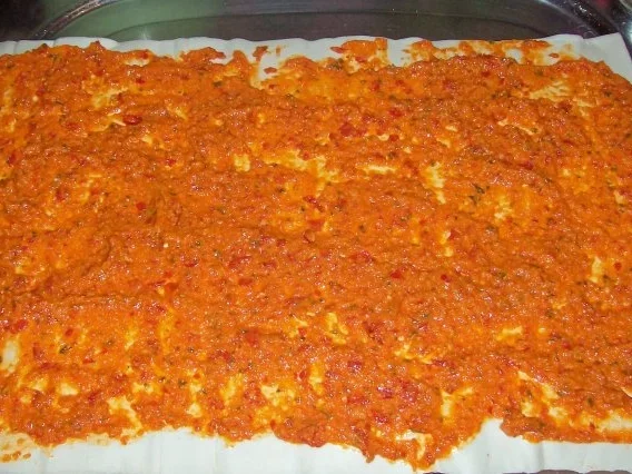 Snack/Vorspeise: Würzige Blätterteigschnecken mit Mandel-Paprika-Paste und zweierlei Käse - Rezept - Bild Nr. 2