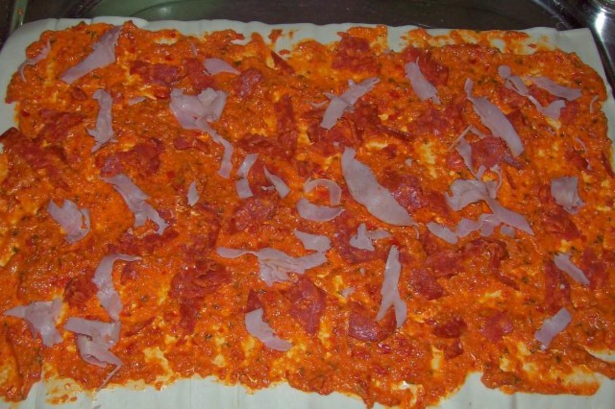 Snack/Vorspeise: Würzige Blätterteigschnecken mit Mandel-Paprika-Paste und zweierlei Käse - Rezept - Bild Nr. 3