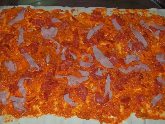 Snack/Vorspeise: Würzige Blätterteigschnecken mit Mandel-Paprika-Paste und zweierlei Käse - Rezept - Bild Nr. 3