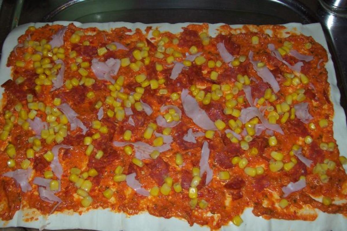 Snack/Vorspeise: Würzige Blätterteigschnecken mit Mandel-Paprika-Paste und zweierlei Käse - Rezept - Bild Nr. 4