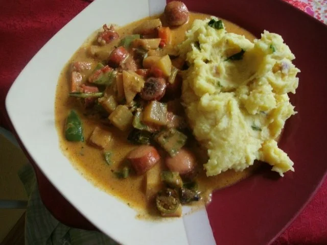 Gemüsewürstchenpfanne mit Kartoffelselleriestampf - Rezept