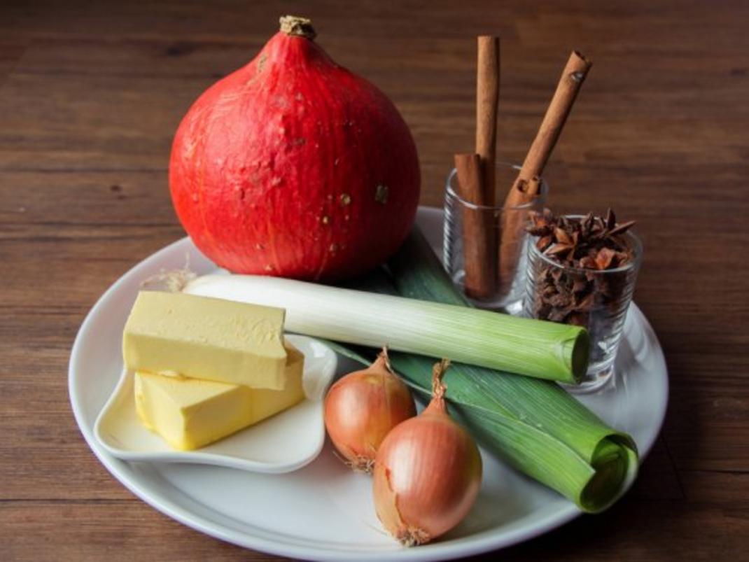 Kürbissuppe mit Zimt, Sternanis, Amaretti und Salbei - einfach - 40 ...
