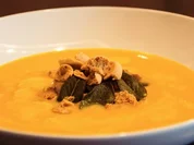 Kürbissuppe mit Zimt, Sternanis, Amaretti und Salbei - Rezept