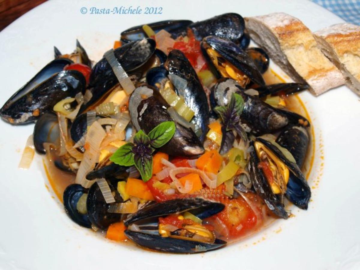 Miesmuscheln in pikanter Weißweinsauce                            (Cozze al sugo piccante) - Rezept