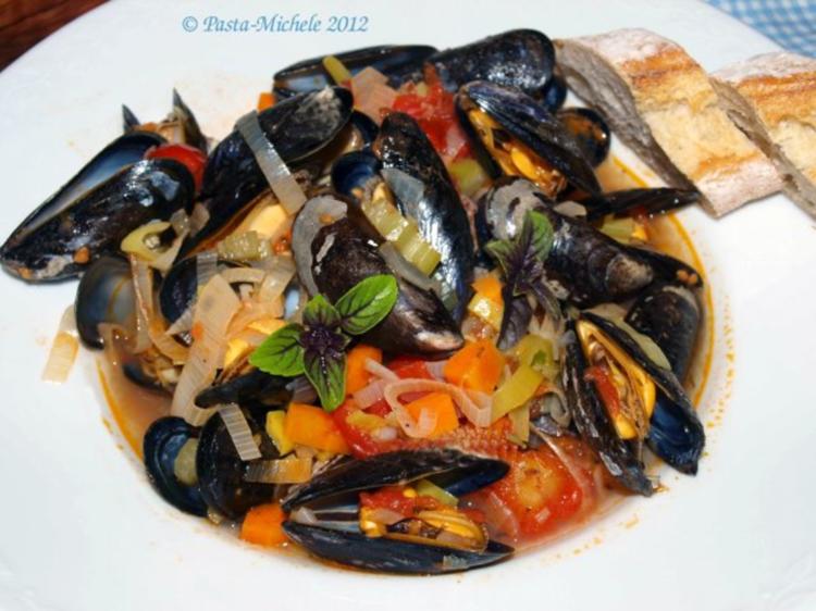 Miesmuscheln in pikanter Weißweinsauce (Cozze al sugo piccante ...