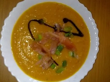Kürbissuppe mit Ingwer und Räucherlachs - Rezept