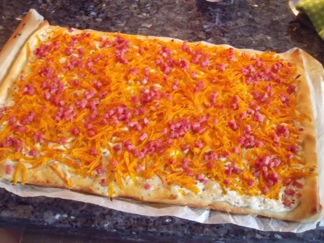 Rezept: Flammkuchen mit Kürbis und Ziegenkäse Flammkuchen mit Kürbis und Ziegenkäse - Rezept