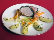 Schweinefilet im Blattspinat-Bacon-Mantel mit Rosmarinkartoffeln auf Lauchgemüse - Rezept