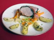 Schweinefilet im Blattspinat-Bacon-Mantel mit Rosmarinkartoffeln auf Lauchgemüse - Rezept