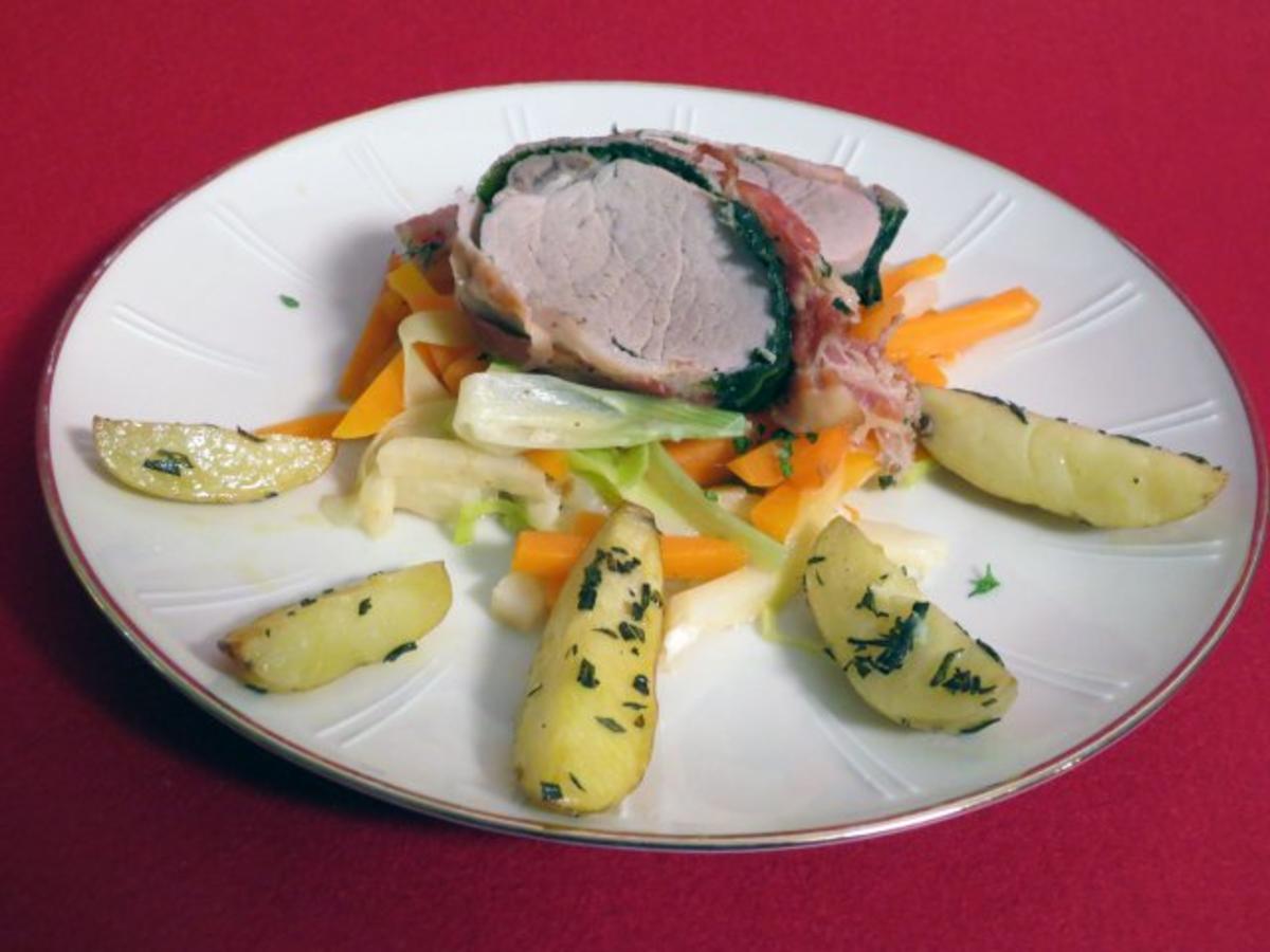 Bilder für Schweinefilet im Blattspinat-Bacon-Mantel mit Rosmarinkartoffeln auf Lauchgemüse - Rezept