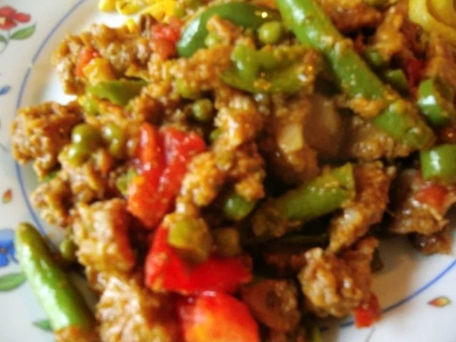 Rezept: verschärfte Hackfleischpfanne mit Bohnen - Paprika und Erbsen Bild Nr. 2 verschärfte Hackfleischpfanne mit Bohnen - Paprika und Erbsen - Rezept - Bild Nr. 2