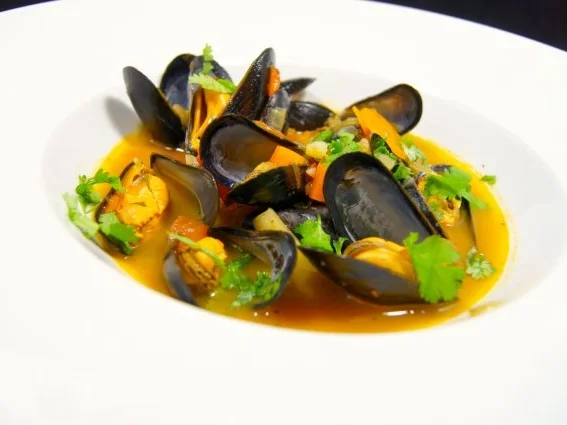 Miesmuscheln in Tomaten-Weißwein-Sauce - Rezept