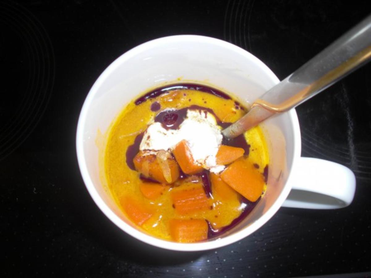 Hokkaido- Kürbis- Suppe mit Karottenwürfel - Rezept - Bild Nr. 4