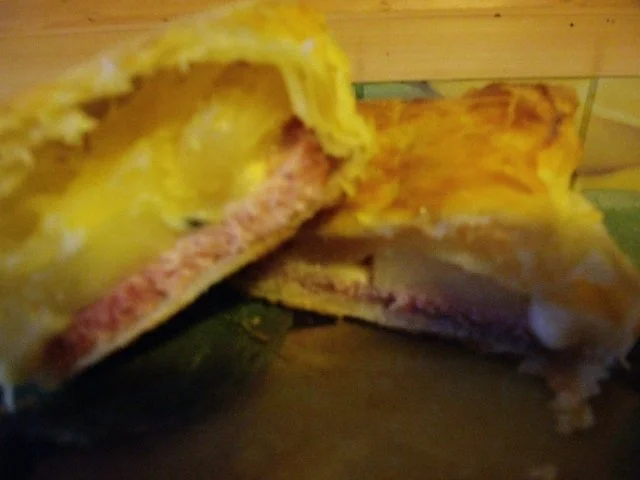 Rezept: Kasseler mit Ananas und Käse in Blätterteig Kasseler mit Ananas und Käse in Blätterteig - Rezept