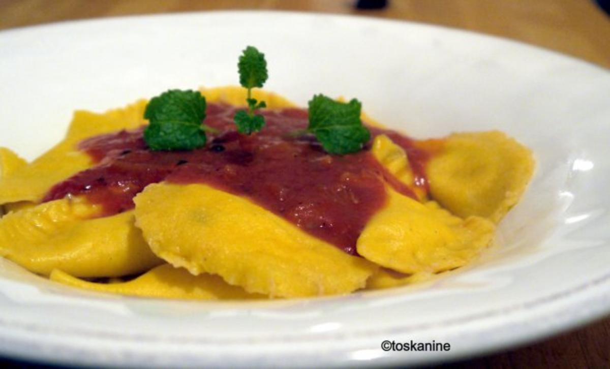 Kürbis-Ravioli mit Tomatensauce - Rezept - kochbar.de