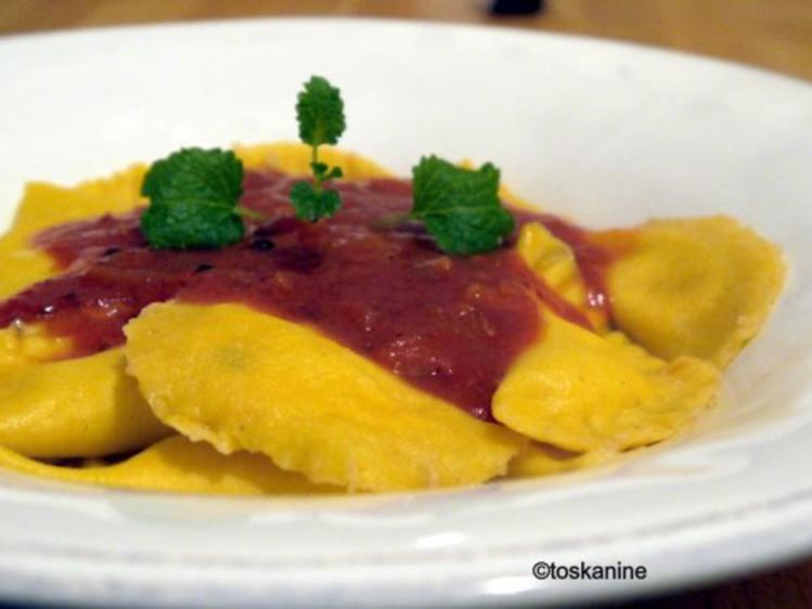 Kürbis-Ravioli mit Tomatensauce - Rezept - kochbar.de