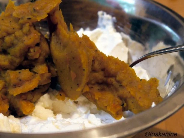 Rezept: Kürbis-Ravioli mit Tomatensauce Bild Nr. 6 Kürbis-Ravioli mit Tomatensauce - Rezept - Bild Nr. 6