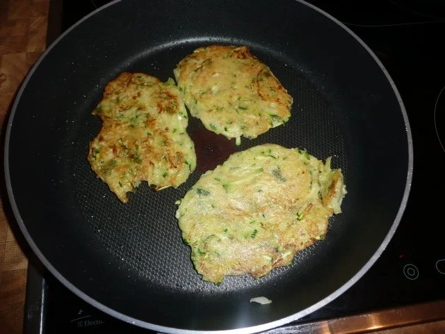 Rezept: Zucchini-Kartoffelpuffer Bild Nr. 3 Zucchini-Kartoffelpuffer - Rezept - Bild Nr. 3
