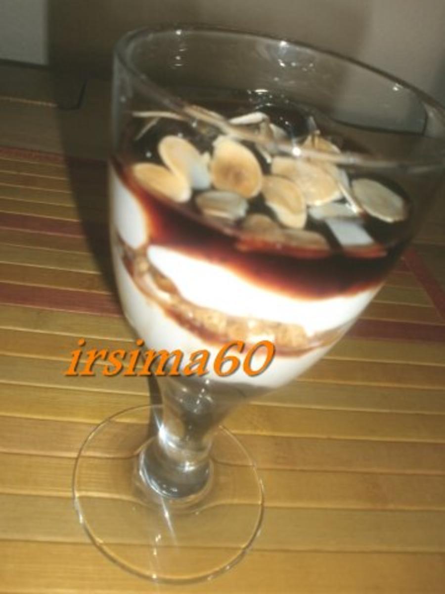Amaretto Joghurt  Dessert mit Amarena Kirschen - Rezept