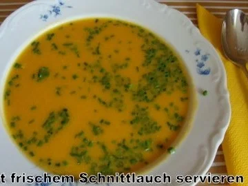 Butternutkürbis-Karotten Süppchen mit feiner Meerrettichnote - Rezept