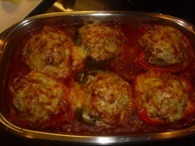 Paprikaschoten mit Hackfleisch und Käse überbacken - Rezept
